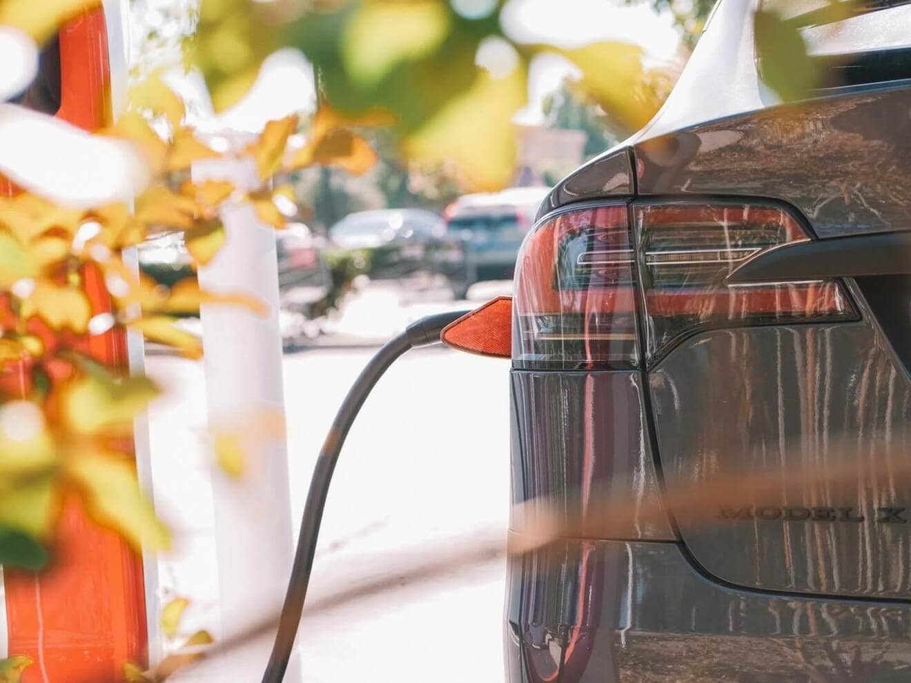 şarj istasyonuna bağlı elektrikli araç